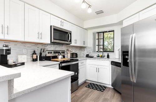 Delray Beach Apartment | Renovated Townhome with King Bed & Oceanfront Views