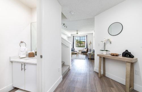 Delray Beach Apartment | Renovated Townhome with King Bed & Oceanfront Views