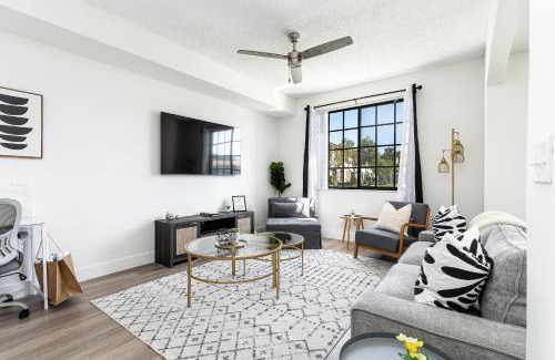 Delray Beach Apartment | Renovated Townhome with King Bed & Oceanfront Views