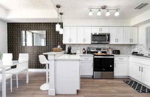 Delray Beach Apartment | Renovated Townhome with King Bed & Oceanfront Views