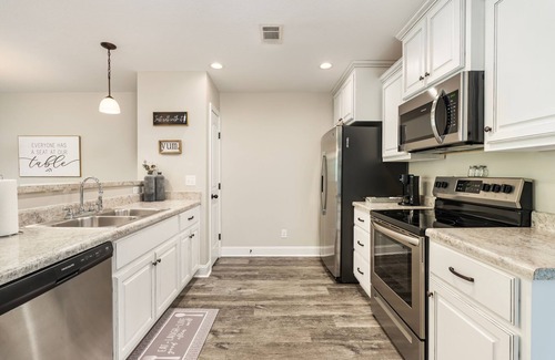 Perry House | Modern Townhome Near GA National Fair Grounds – Pet Friendly