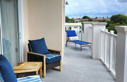 Deerfield Beach Apartment | Renovated 2-Bedroom Apartment Steps from Beach and Dining