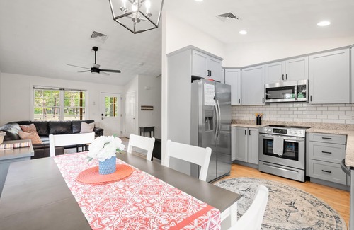 Kenyon House | Renovated Cottage Near Beaches with Ocean View and Pool