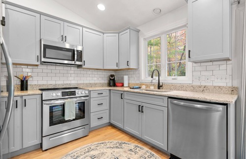 Kenyon House | Renovated Cottage Near Beaches with Ocean View and Pool