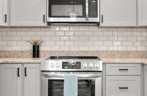 Kenyon House | Renovated Cottage Near Beaches with Ocean View and Pool