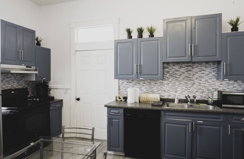 Metropolitan House | Charming Victorian Home with Spa & Breakfast in Downtown SAV
