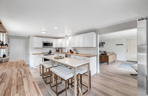 Sister Bay House | Renovated Retreat: Walk to Attractions, Pet & Family Friendly