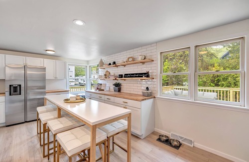 Sister Bay House | Renovated Retreat: Walk to Attractions, Pet & Family Friendly