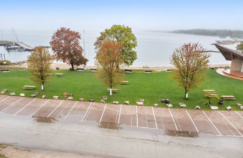 Sister Bay House | Renovated Retreat: Walk to Attractions, Pet & Family Friendly