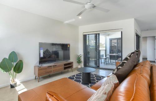 Mount Gravatt East Apartment | Newly spacious top floor good view apartment