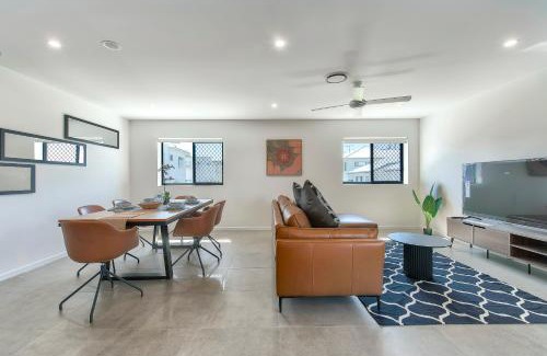 Mount Gravatt East Apartment | Newly spacious top floor good view apartment