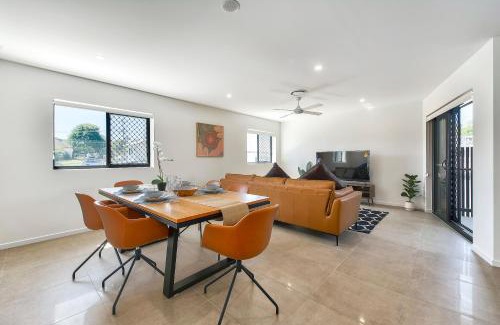 Mount Gravatt East Apartment | Newly spacious top floor good view apartment