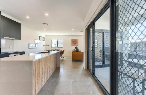 Mount Gravatt East Apartment | Newly spacious top floor good view apartment