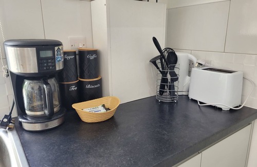 Dartford House | Immaculate Studio Flat with Pool, Spa & Hot Tub Access