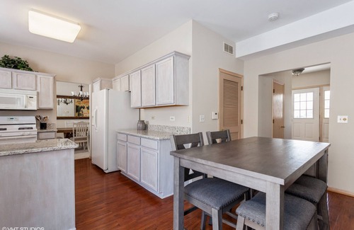 Fox Valley House | Modern Hotel Near Attractions with Family-Friendly Amenities