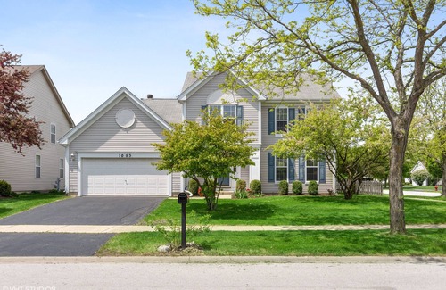 Fox Valley House | Modern Hotel Near Attractions with Family-Friendly Amenities