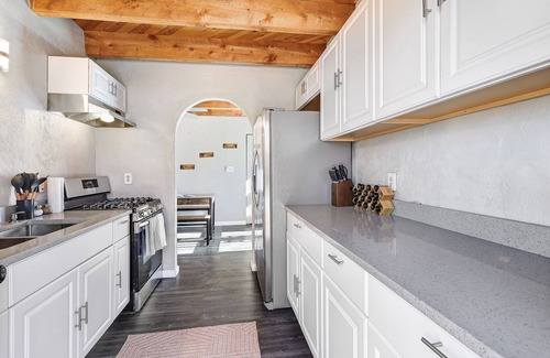 Dixon House | Modern Dixon Wine House: Family-Friendly with Pet Amenities