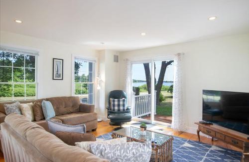 Orleans House | Updated Hotel Steps from Water - Pet & Child Friendly