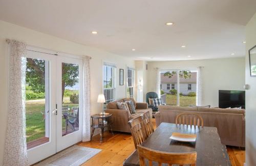 Orleans House | Updated Hotel Steps from Water - Pet & Child Friendly