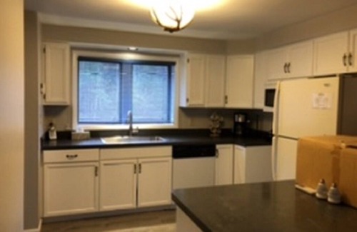 North Creek House | Modern Retreat: Guest Rated 9.6 with Pool & Spa Amenities