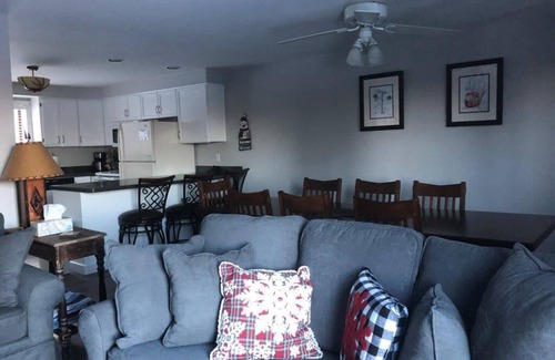 North Creek House | Modern Retreat: Guest Rated 9.6 with Pool & Spa Amenities