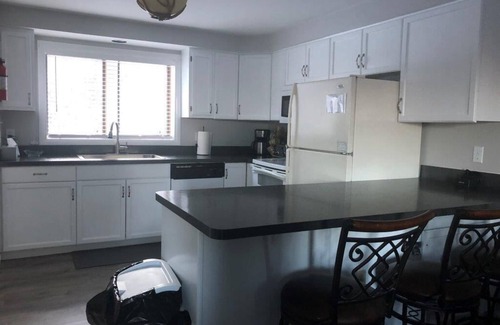 North Creek House | Modern Retreat: Guest Rated 9.6 with Pool & Spa Amenities