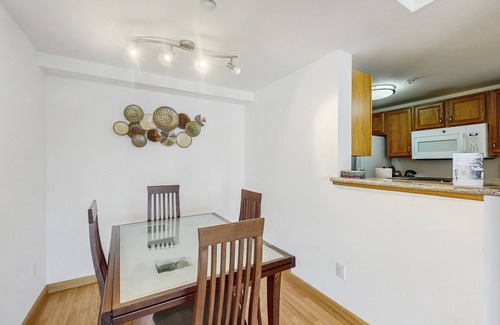 Downtown Seattle Apartment | Prime Newmark Condo with Pool, Hot Tub & Fitness Room