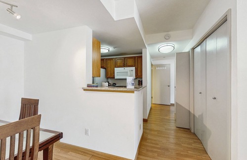 Downtown Seattle Apartment | Prime Newmark Condo with Pool, Hot Tub & Fitness Room