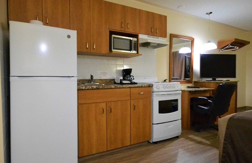 York Regional Municipality Hotel | Comfortable Stay at Newmarket Inn with Pool & Restaurant