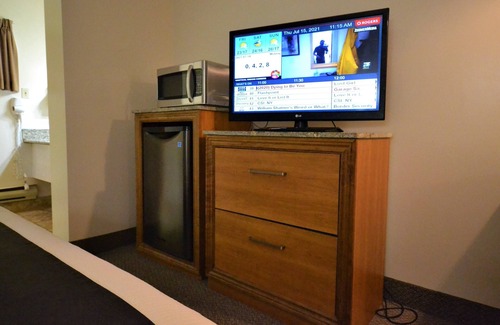 York Regional Municipality Hotel | Comfortable Stay at Newmarket Inn with Pool & Restaurant