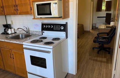 York Regional Municipality Hotel | Comfortable Stay at Newmarket Inn with Pool & Restaurant
