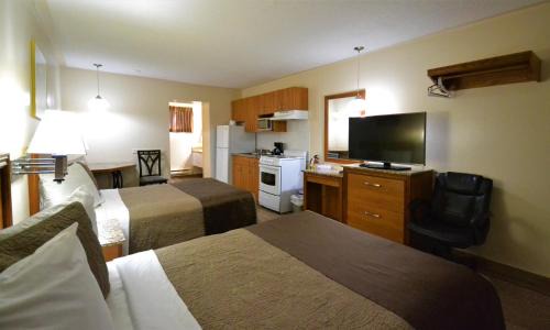 York Regional Municipality Hotel | Comfortable Newmarket Inn: Pet-Friendly with Pool Access