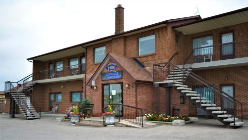 York Regional Municipality Hotel | Comfortable Newmarket Inn: Pet-Friendly with Pool Access