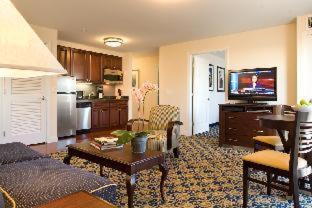 Newport Hotel | Oceanfront Newport Beach Hotel & Suites with Private Pool