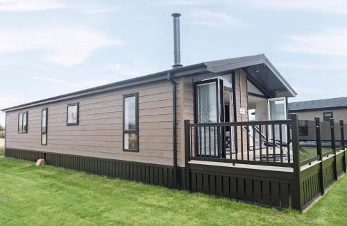 Carlton-in-Cleveland House | Relax at Newport Bridge Lodge with Hot Tub & Kitchen Access