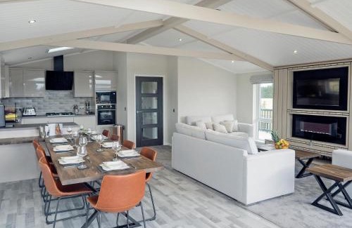 Carlton-in-Cleveland House | Relax at Newport Bridge Lodge with Hot Tub & Kitchen Access