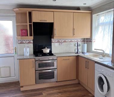 Newport Pagnell House | Cozy Newport Pagnell Guest House with Hot Tub Amenities