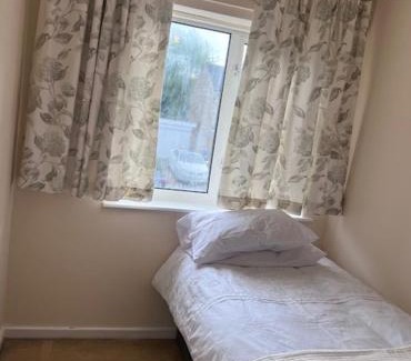 Newport Pagnell House | Cozy Newport Pagnell Guest House with Hot Tub Amenities