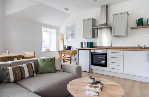 Newport Apartment | Cozy Newport Ship's Nook with Spa and Breakfast Options