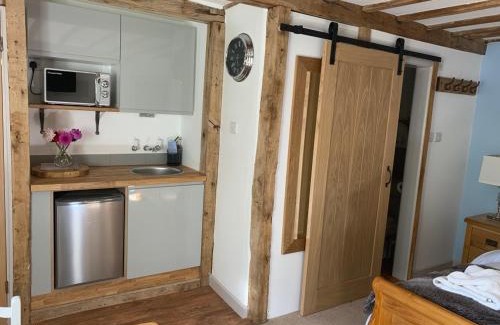 Whiteparish Apartment | Experience Comfort at Newton Farmhouse with Breakfast Included