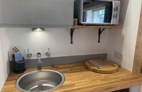 Whiteparish Apartment | Experience Comfort at Newton Farmhouse with Breakfast Included