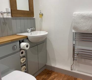 Whiteparish Apartment | Experience Comfort at Newton Farmhouse with Breakfast Included