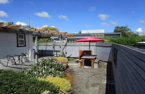 Martinborough House | Experience NewYorkNewYork: High-Speed Internet & Pool Access