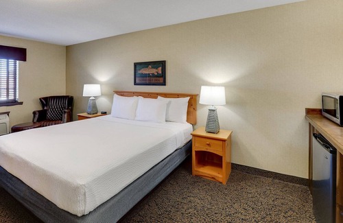 Moline Hotel | Relaxing Deluxe King Suite by the Mississippi River