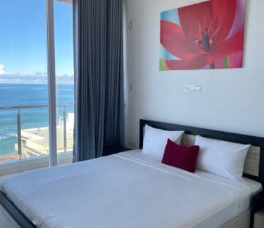 Kollupitiya Apartment | Inviting Getaway Next to the Indian Ocean with Pool Access