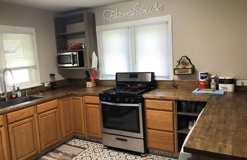 Hemlock House | Ideal Getaway Near Championship Park with Pet-Friendly Perks