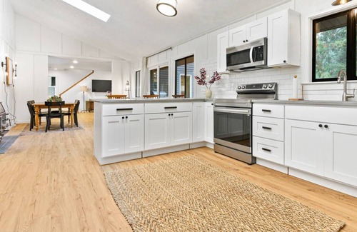 Marmot House | Pet-Friendly Retreat by Sandy River with Deck & Hot Tub