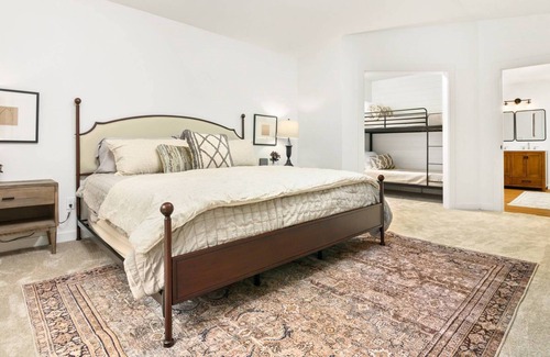 Marmot House | Pet-Friendly Retreat by Sandy River with Deck & Hot Tub