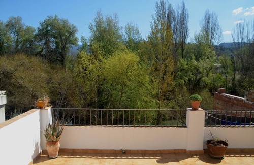 Mogon House | Riverside Retreat: Pet-Friendly Stay by Guadalquivir