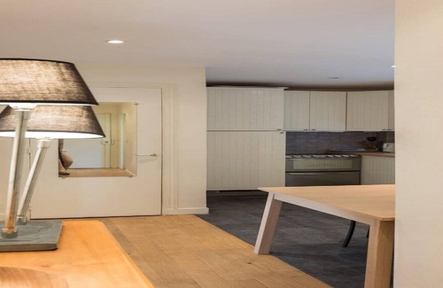 7th Arrondissement Apartment | Convenient Location by Shops & La Tour-Maubourg Station